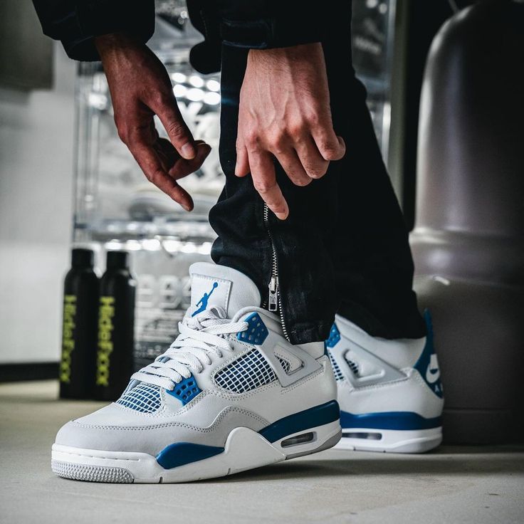 AIR JORDANS RETRO 4 MILITARY BLUE