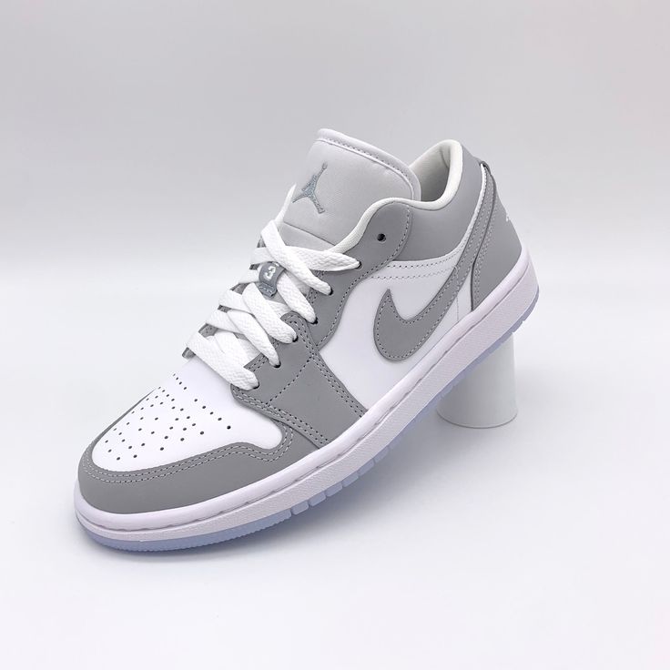 AIR JORDANS RETRO 1 WOLF GREY