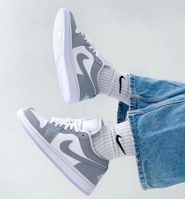 AIR JORDANS RETRO 1 WOLF GREY