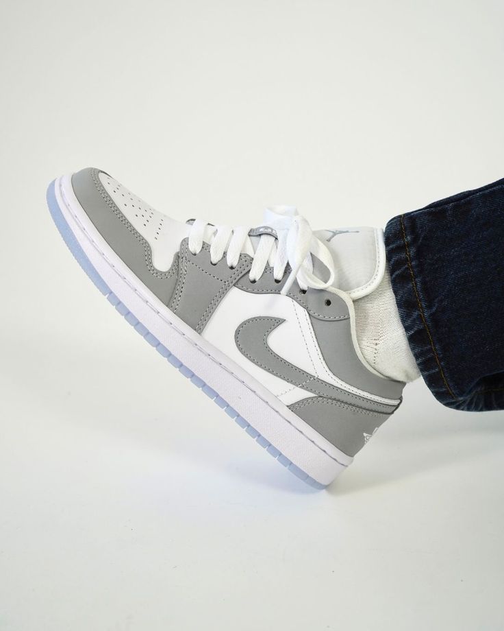 AIR JORDANS RETRO 1 WOLF GREY