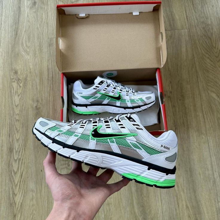 NIKE P- 6000 TRAINER METALLIC GREEN
