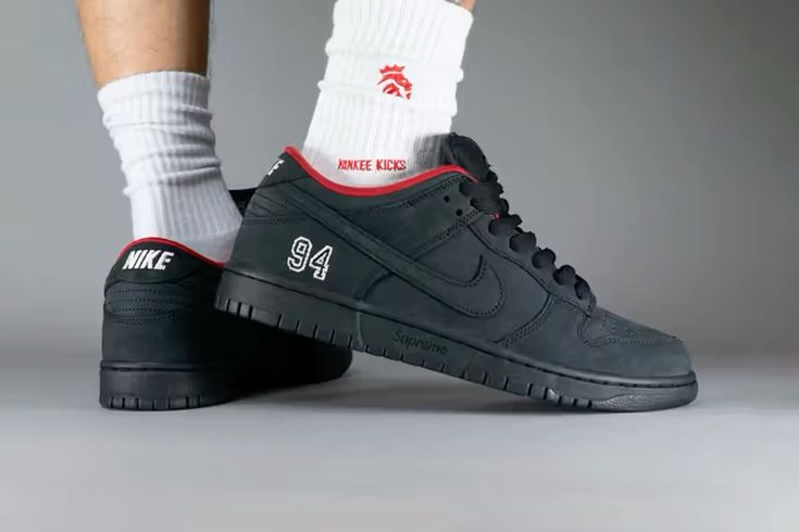 NIKE SB DUNK SUPREME BRED  BLACK RED 2025