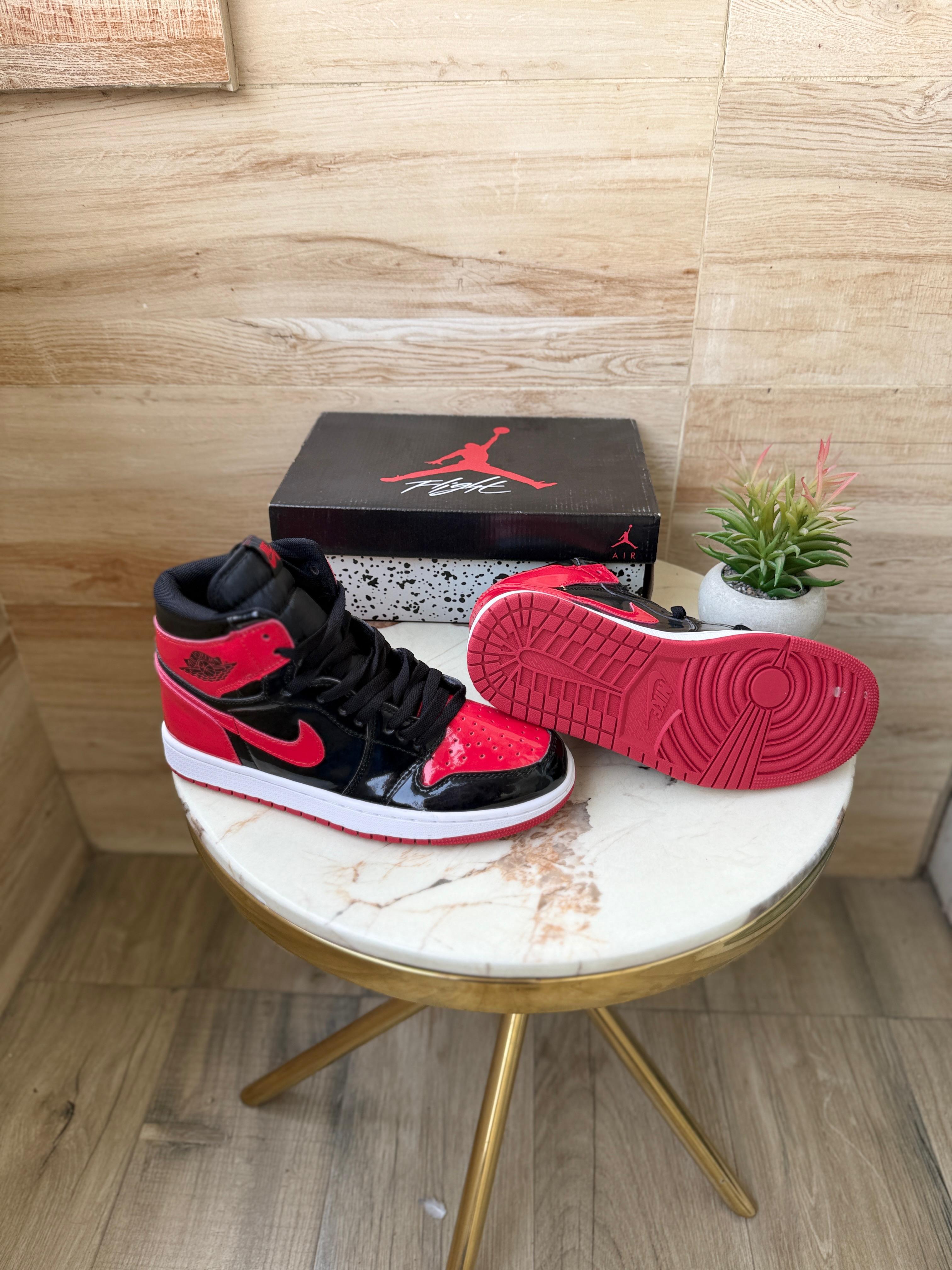 AIR JORDANS RETRO 1 PATENT BRED