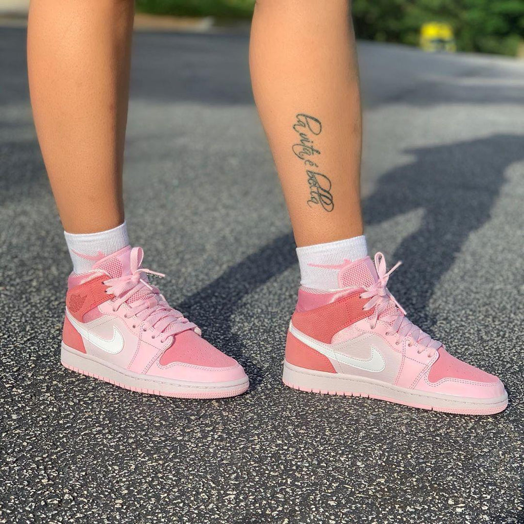 AIR JORDANS RETRO 1 DIGITAL PINK
