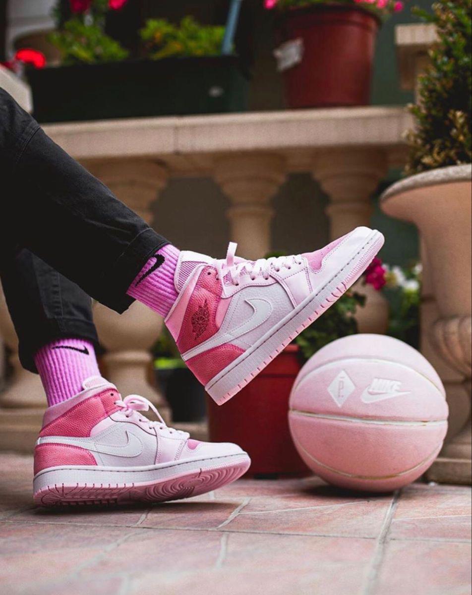 AIR JORDANS RETRO 1 DIGITAL PINK
