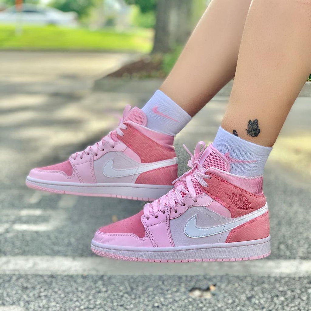 AIR JORDANS RETRO 1 DIGITAL PINK