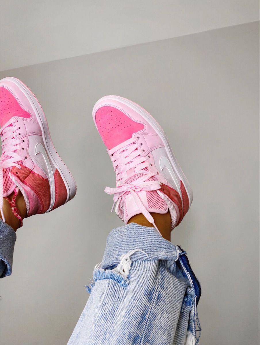 AIR JORDANS RETRO 1 DIGITAL PINK