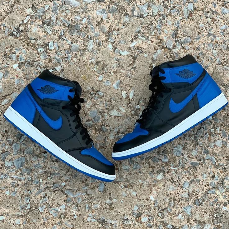 AIR JORDANS RETRO 1 PATENT ROYAL BLUE